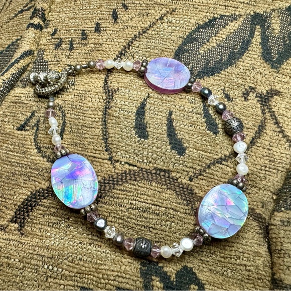 Iridescent shell, silver and crystal bead bracelet. - Picture 4 of 10